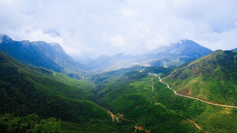 Đường lên Sapa bằng xe máy tương đối hiểm trở.