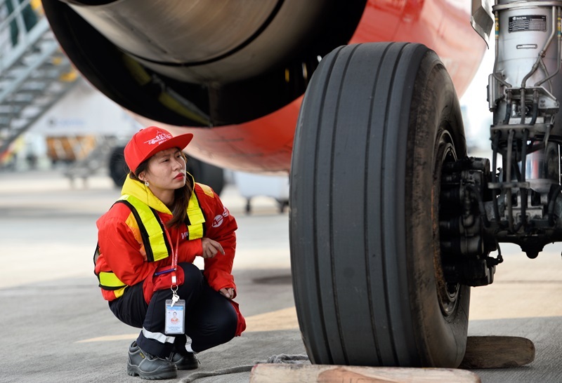 Hãng Vietjet tăng cường cải thiện chất lượng phục vụ và độ an toàn sau vụ máy bay Vietjet bị rơi bánh.